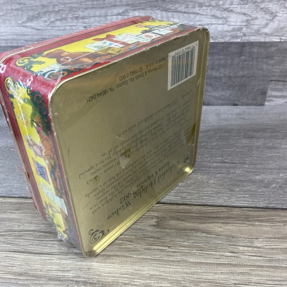 Crayola Holiday Tin 1992 Unisex OS Red NEW 1st‎ Edition 64 Crayons Bear Ornament
